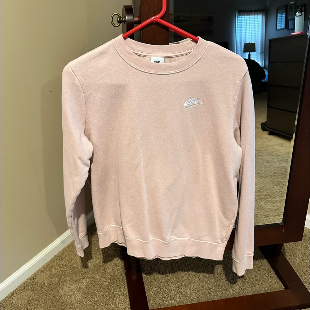 Blush colored Nike pullover crew neck sweatshirt